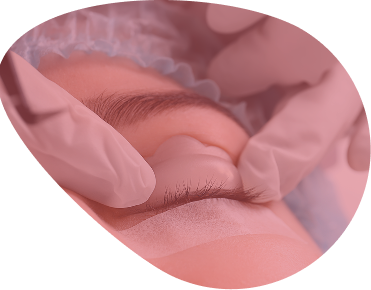 operatrice che esegue laminazione ciglia